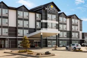 Отель Microtel Inn & Suites by Wyndham Lloydminster  Ллойдминстер